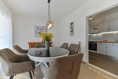 Deluxe Three Bedroom Apartment with Balcony a...