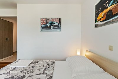 Zeitgenössische Ferienwohnung mit Balkon in...