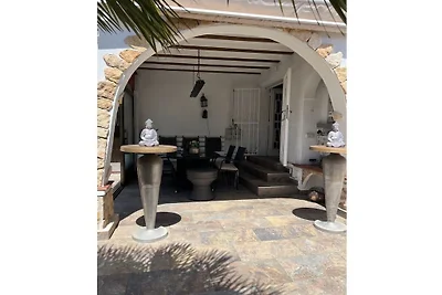 Casa Lina ligt op 900 meter van het strand.