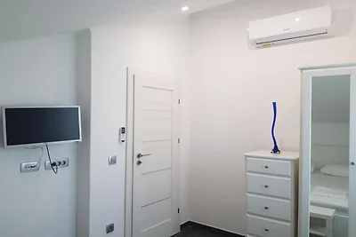 Apartments near the beach Orebic - One bedroo...