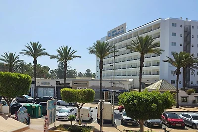 Spaziosa casa vacanze con piscina in comune