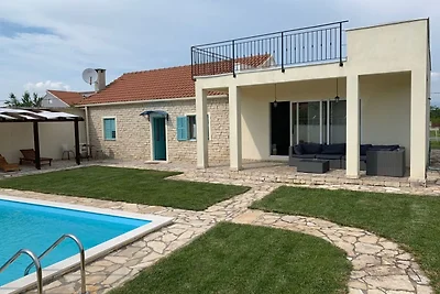 Attraente casa vacanze a Zara con piscina...