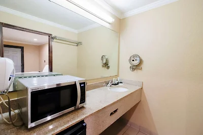 OYO Pinewood Inn & Suites Silsbee | Kingsize...
