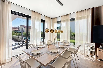 Moderne Villa mit privatem Pool, für 8...