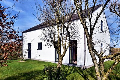 Ruim huis met een zeer grote, prachtige tuin.