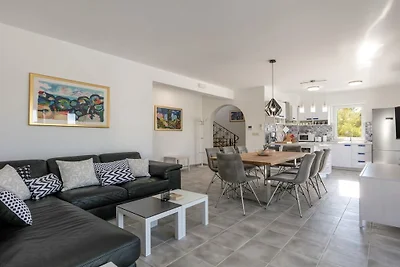 Villa in Milna mit Schwimmbecken