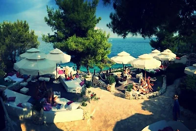 Elegant Hideaway Apartment with Pool - Two Be...