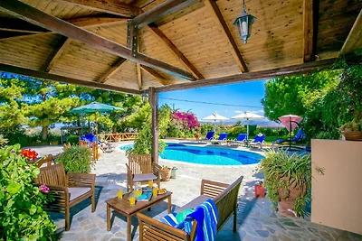 Villa mit Außenterrasse und Pool