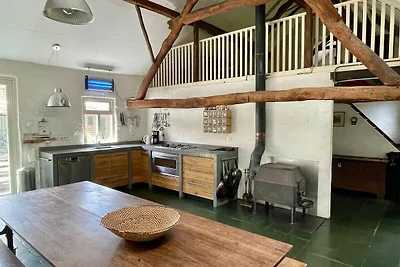 Bauernhaus in der Nähe des Waldes in...