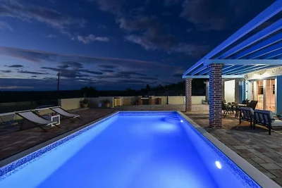 Villa in Sukošan mit Schwimmbecken