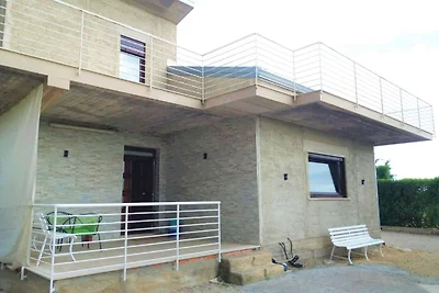 Moderna villa a Nissoria con piscina