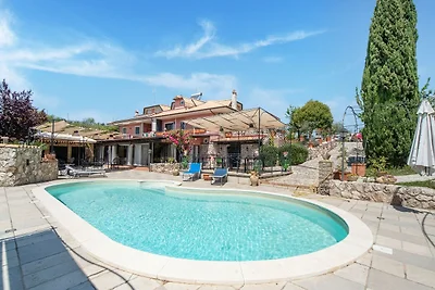 Villa a Monterotondo con piscina condivisa