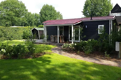 Chalet con giardino in un parco vacanze