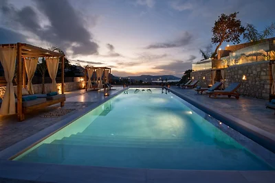 Villa Kournas para 12 huéspedes con piscina.