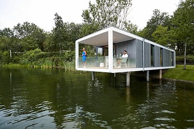 Schönes Ferienhaus über dem Wasser in einem F...