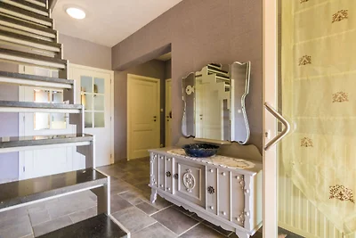 Moderna casa vacanze con piscina