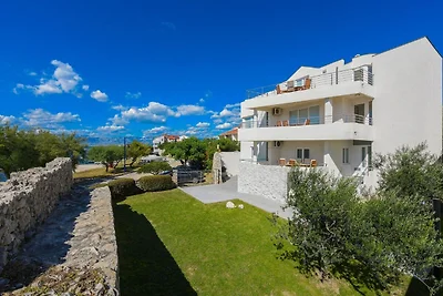 Moderne Villa in Nin mit Terrasse