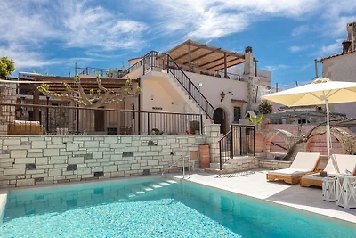 Villa in Garazo mit Pool und Bergblick