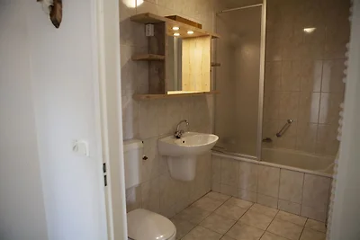 Bungalow mit dekorativem Kamin in der Nähe