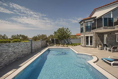 Villa in Fažana nahe Strand mit Pool