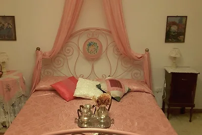 Villa rustica circondata da campi di girasoli