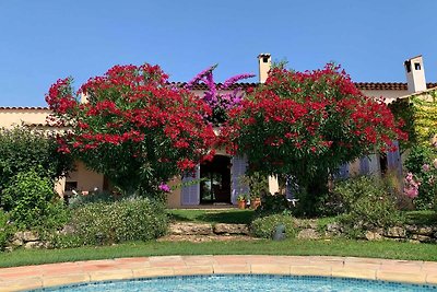 Schöne Villa bei Valbonne mit Garten