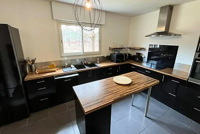 Villa in Hourtin met bos en zwembad