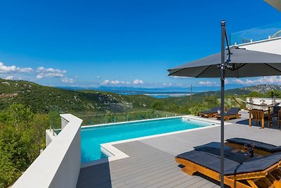 Luxurious Holiday Home in Grizane with Swimmi...