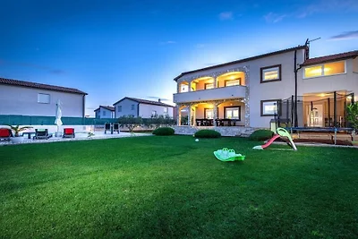 Villa in Pula mit Schwimmbecken