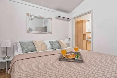 Hidden Gem Holiday Home with Pool in Kastel S...