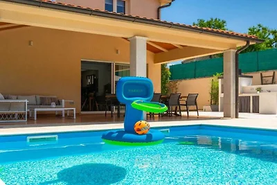 Villa in Tinjan mit Schwimmbecken