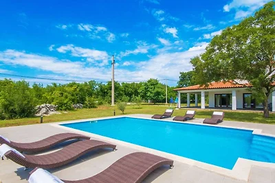 Ferienhaus in Raša mit Schwimmbecken