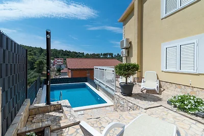 Wohnung mit Garten in Trogir