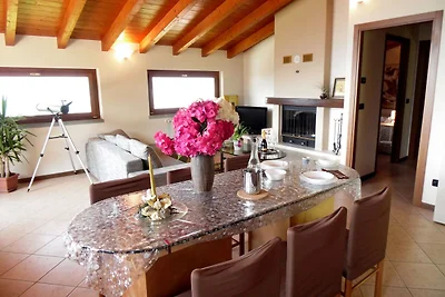 Apartment in Villa mit Pool- und Seeblick