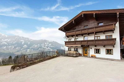 Bauernhaus mit Blick auf das Zillertal
