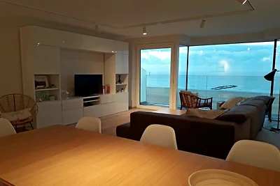 Modern toevluchtsoord met zeezicht en balkon