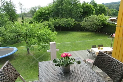 Holzhaus mit großem Garten