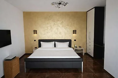 Luxuriöse Gartenvilla, 50 m vom Strand...