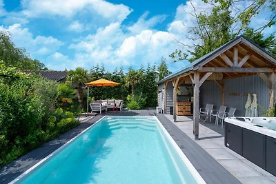 Ferienhaus mit Swimmingpool und Whirlpool
