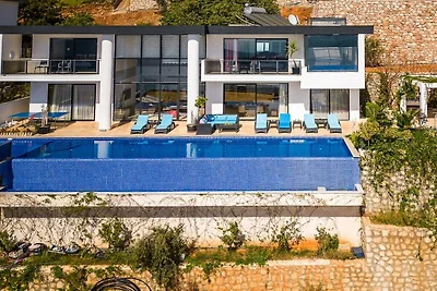 Villa in Kalkan mit Schwimmbecken
