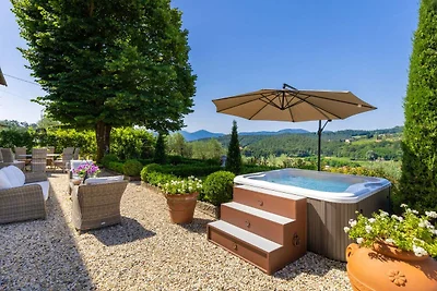 Villa a Lucca con Jacuzzi e Vigneti
