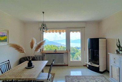 Villa mit Garten mit Blick auf den See