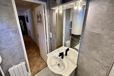 Alpenhütte in der Nähe der Forststraße