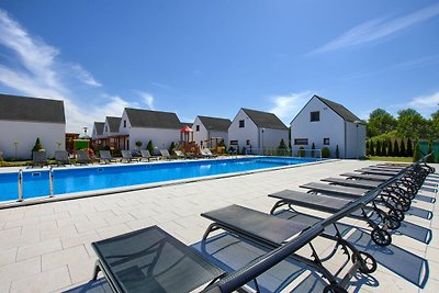 Luxe vakantiehuis in Rogowo met zwembad-voorh...