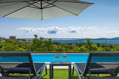 Villa in Brsec mit Schwimmbecken