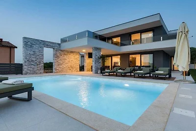 Villa in Novigrad mit Schwimmbecken