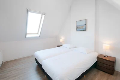 Moderne Lodge am Wasser in einem Nationalpark