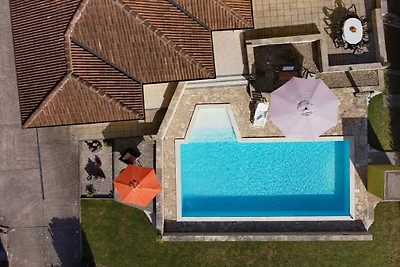 Ana mit großem Pool