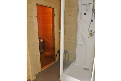 Mit Sauna und Boot am See "F"