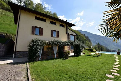 Apartment in Villa mit Pool- und Seeblick